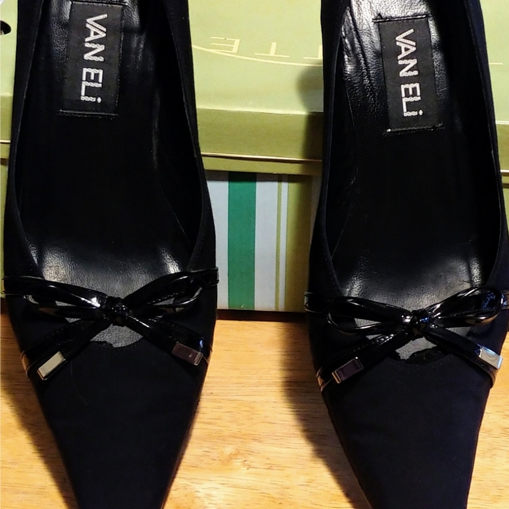 Van Eli Aurie Bow Pump Black Sz 8M